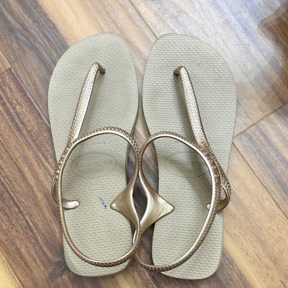 Havaianas Women's Metallic Gold Sandals